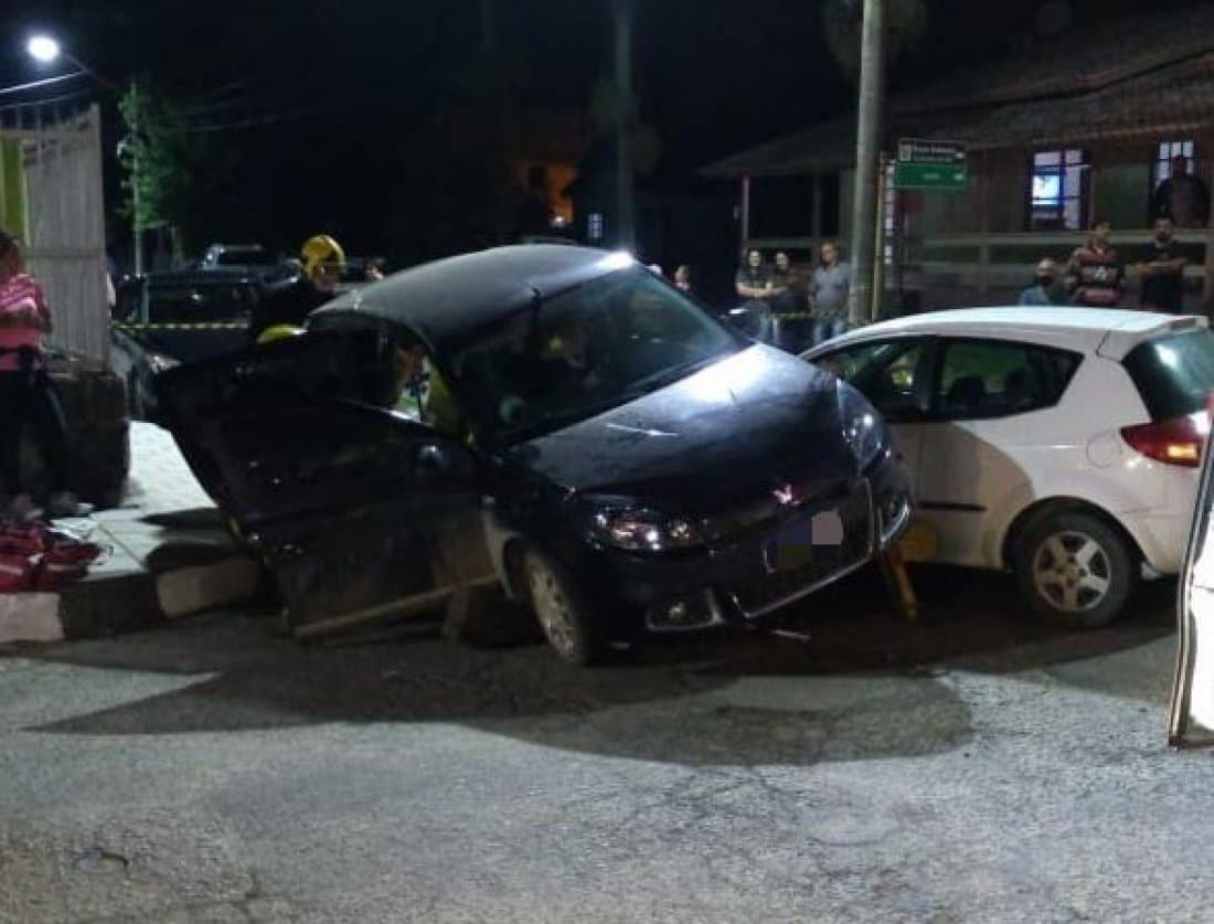 Acidente entre carros deixa duas pessoas feridas em Capivari de Baixo