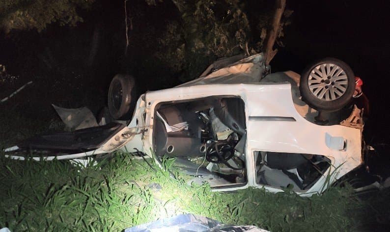 Jovem morre após capotar carro com placas de Tubarão