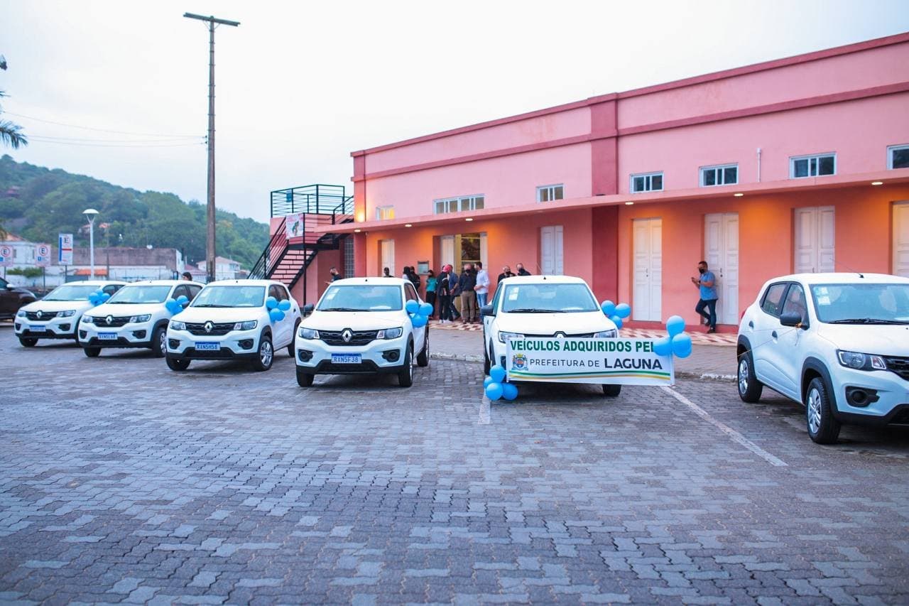 Prefeitura de Laguna entrega novos carros para secretarias