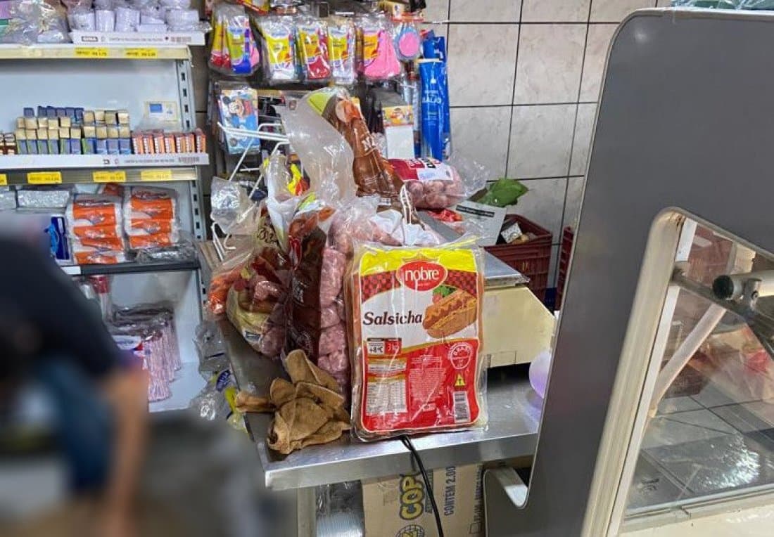 Procon apreende 104 produtos impróprios para consumo em mercado de Imbituba