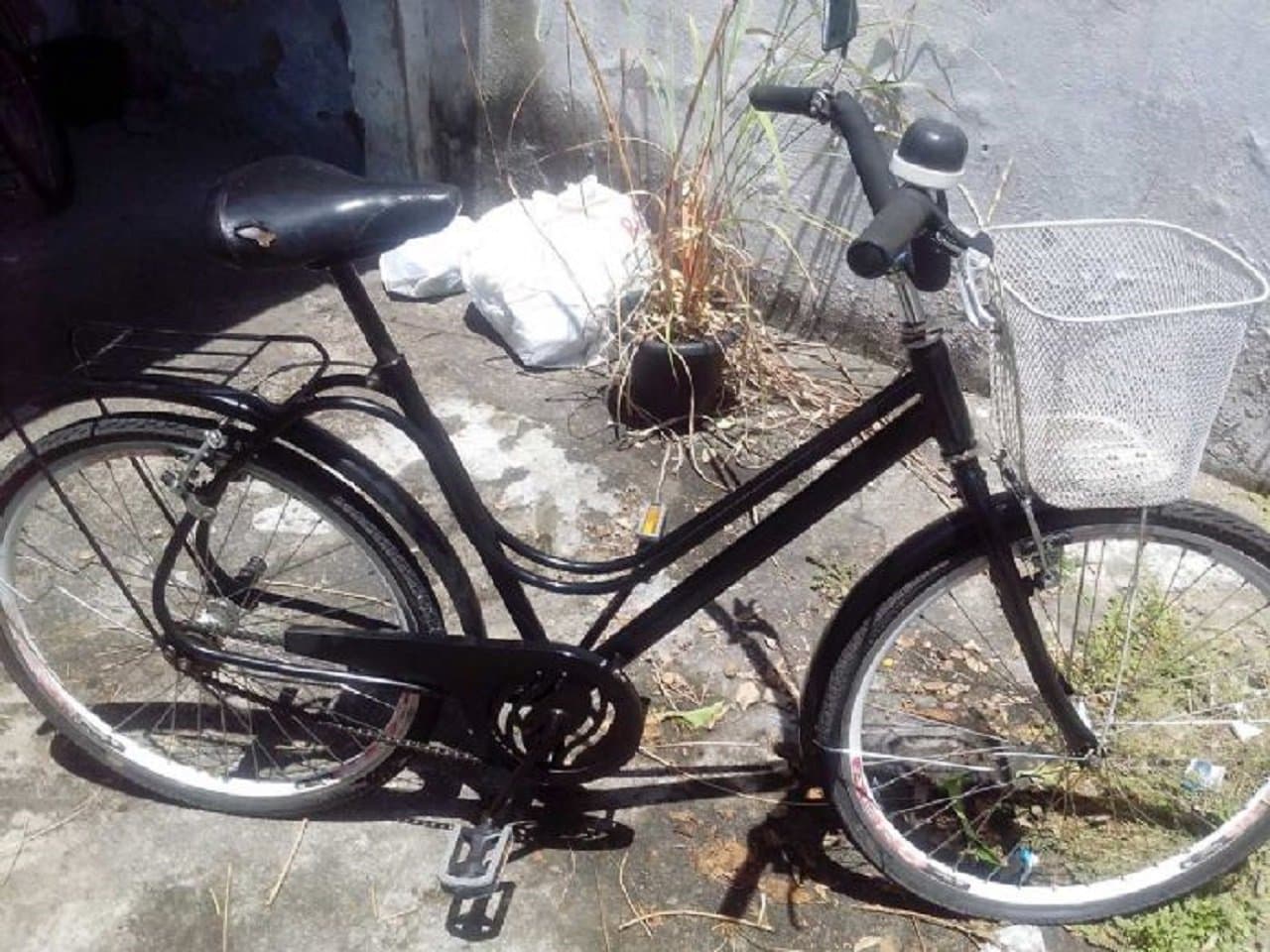 Idosa tem bicicleta furtada durante compra em padaria