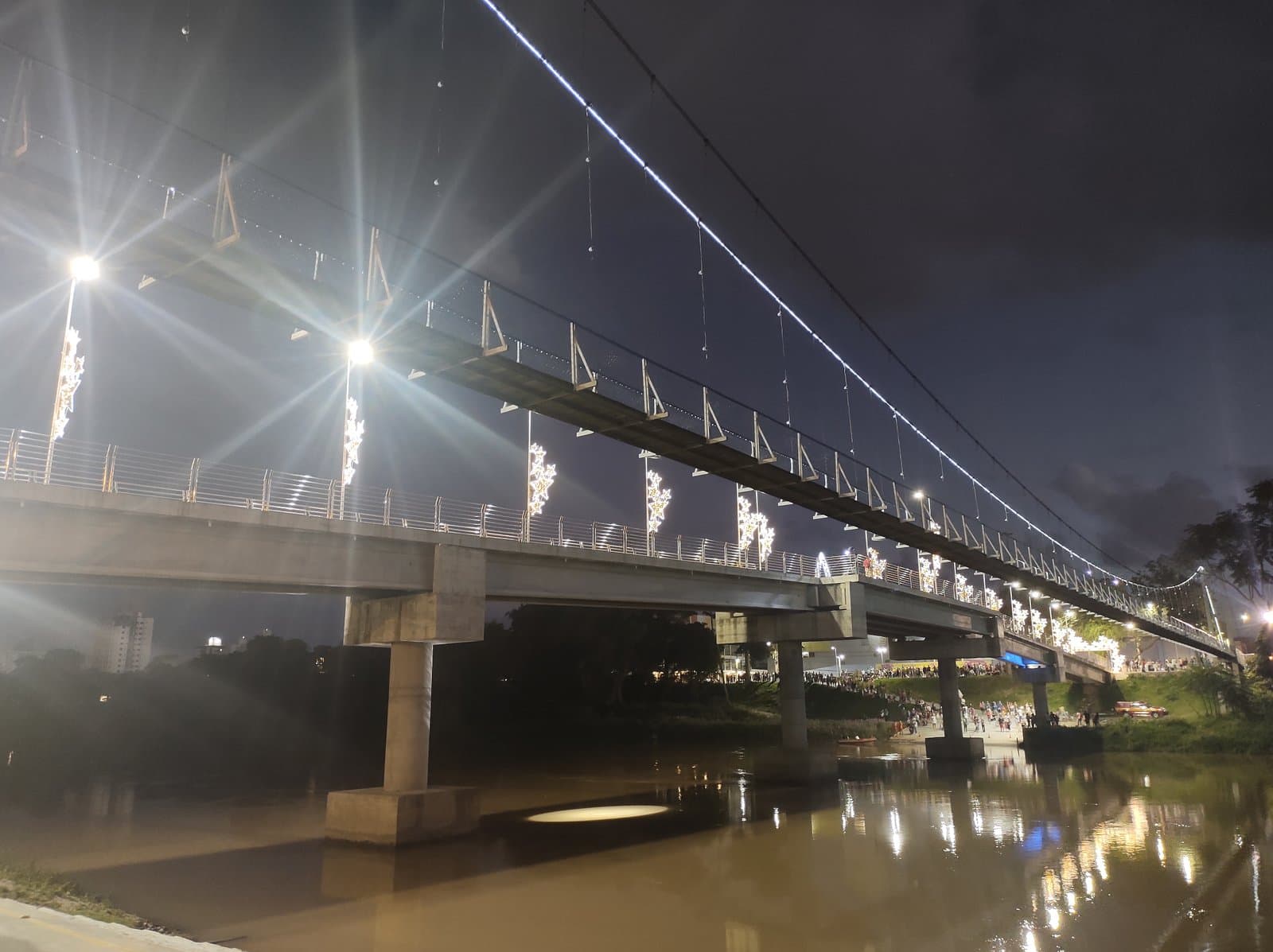 Problema no sistema de iluminação da passarela de Tubarão deve ser resolvido nesta semana