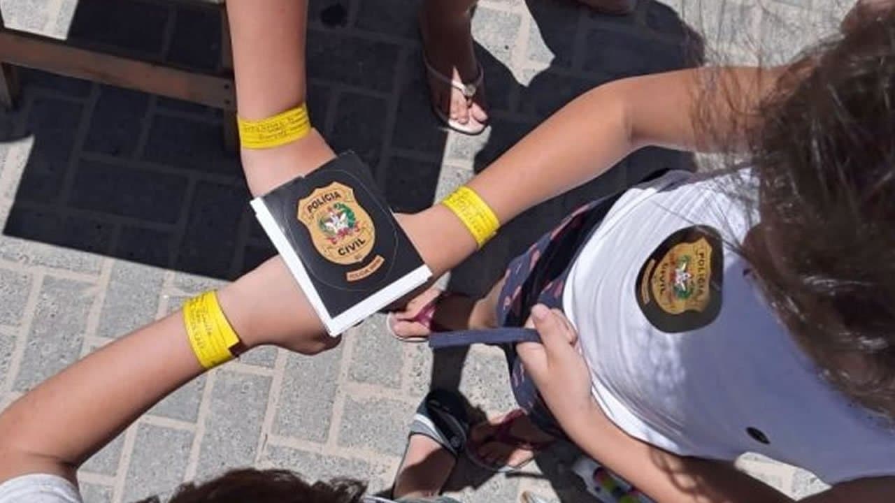 Polícia Civil distribui pulseirinhas de identificação para crianças no litoral catarinense