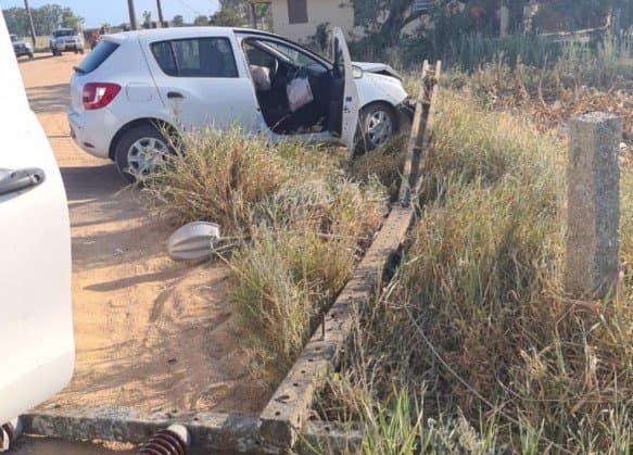 Carro perde o controle e derruba poste em Jaguaruna