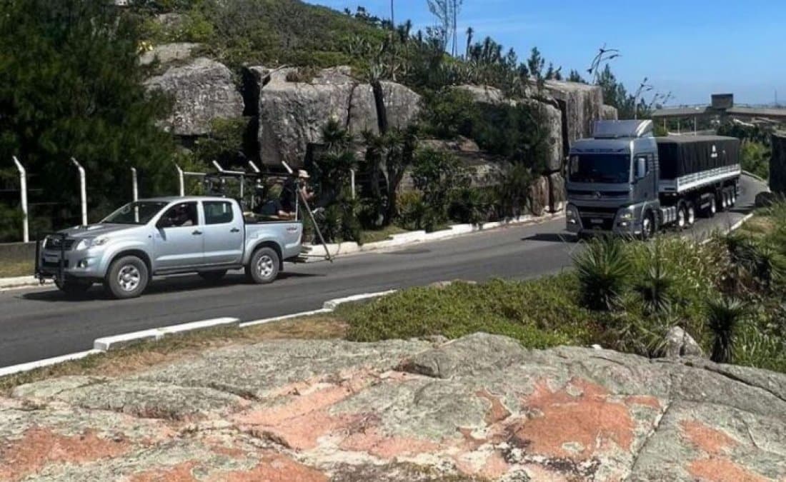 Curvas do Iró, em Laguna, viram cenário para gravação de novo caminhão da Volkswagen