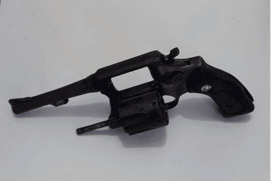 Revólver é encontrado ao lado de muro de cemitério