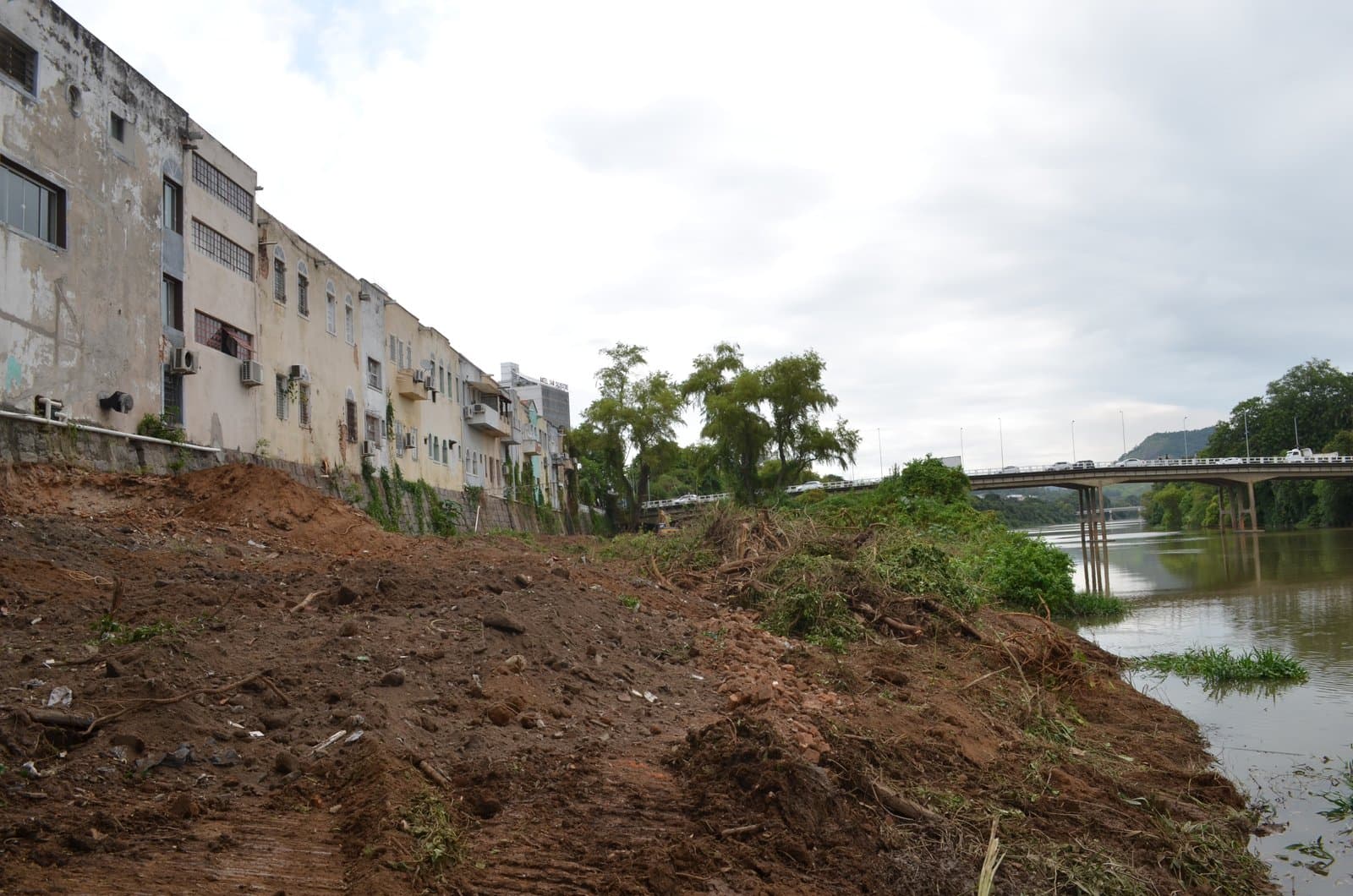 Área onde será construído o deck da beira-rio passa por limpeza