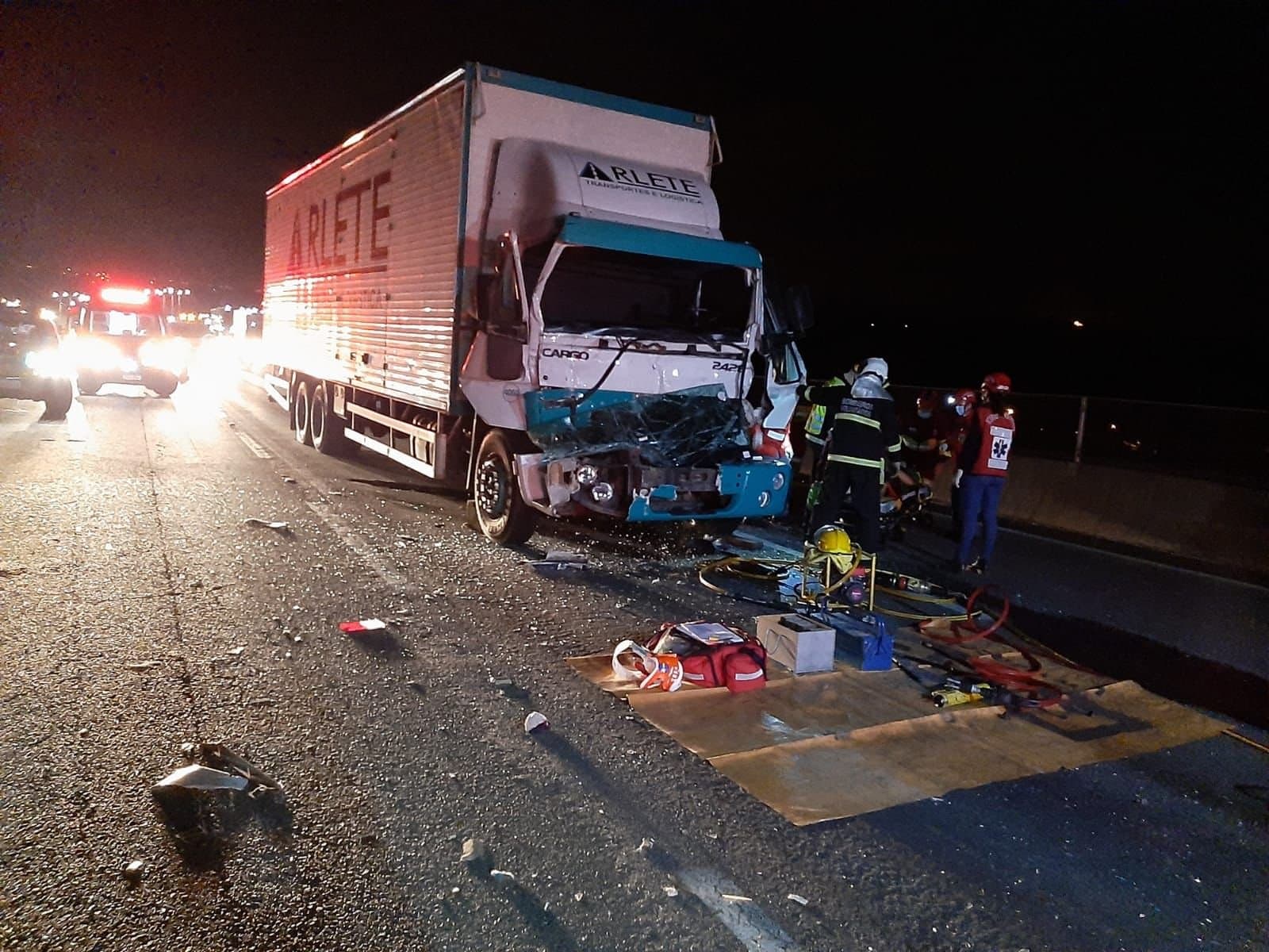 Homem precisa ser retirado das ferragens após colisão entre dois caminhões