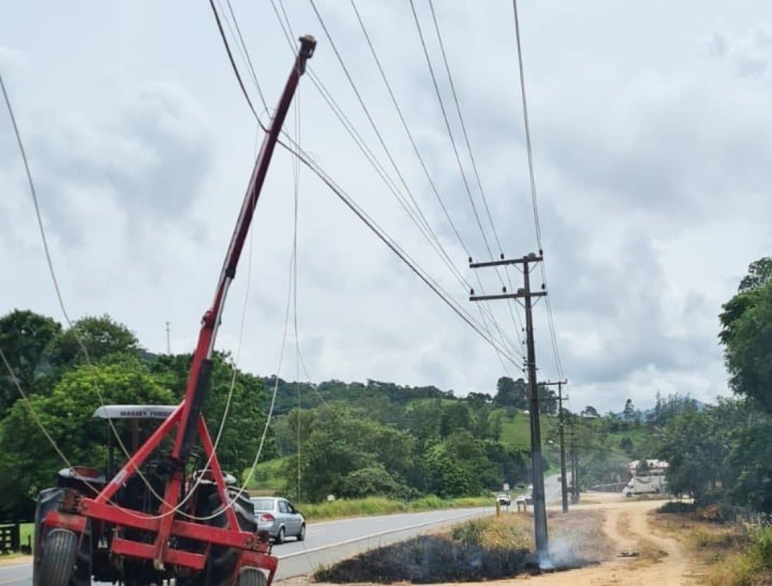 Choque de trator com cabos de alta tensão causa curto-circuito e incêndio