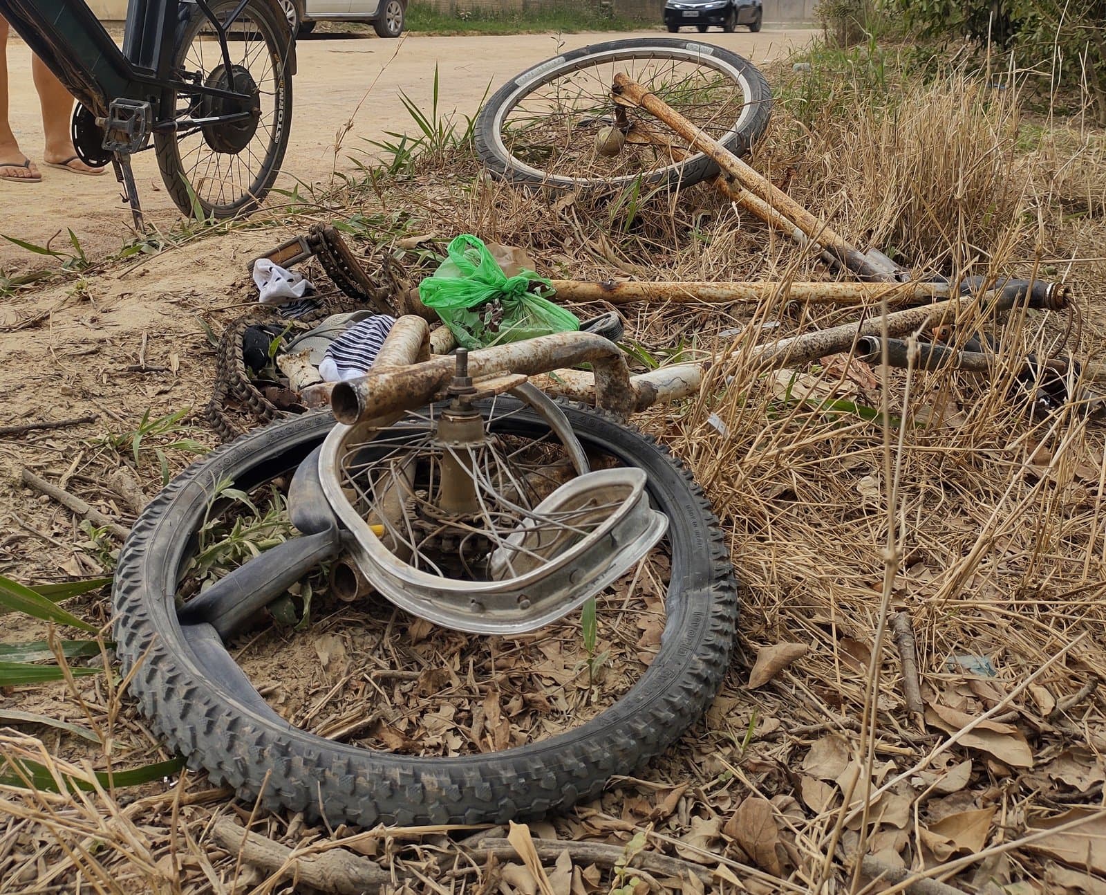 Motorista foge após atropelar três pessoas em Tubarão; uma vítima morreu na hora