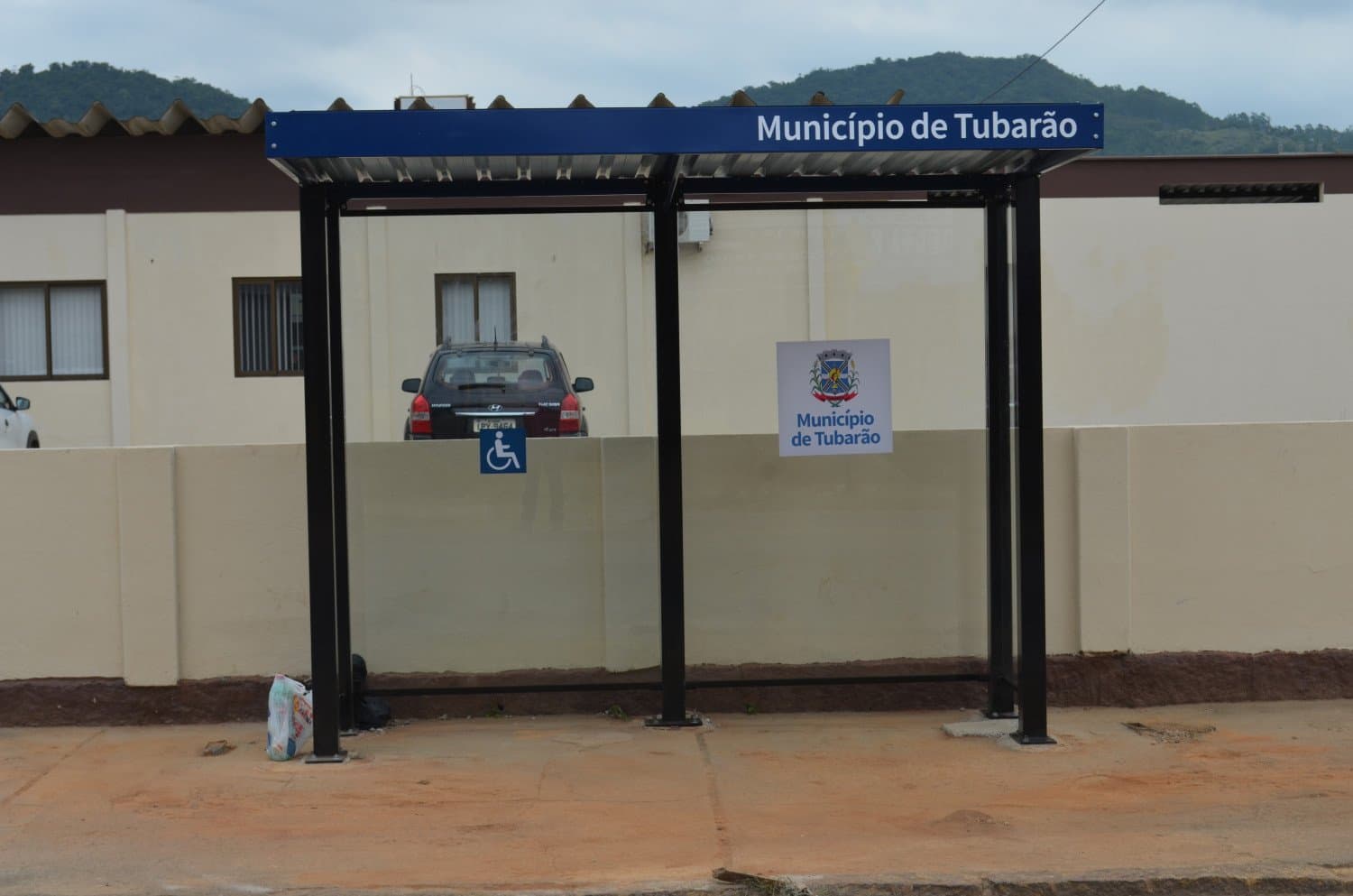 Iniciada a montagem de novos abrigos de passageiros, em Tubarão