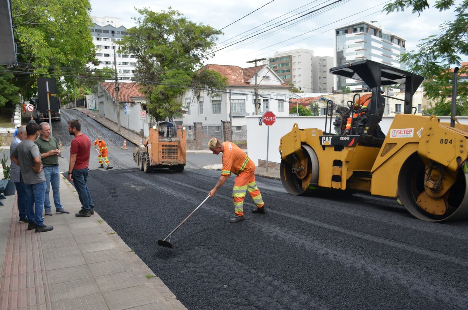 Iniciada a pavimentação da rua da Piedade, no Centro de Tubarão