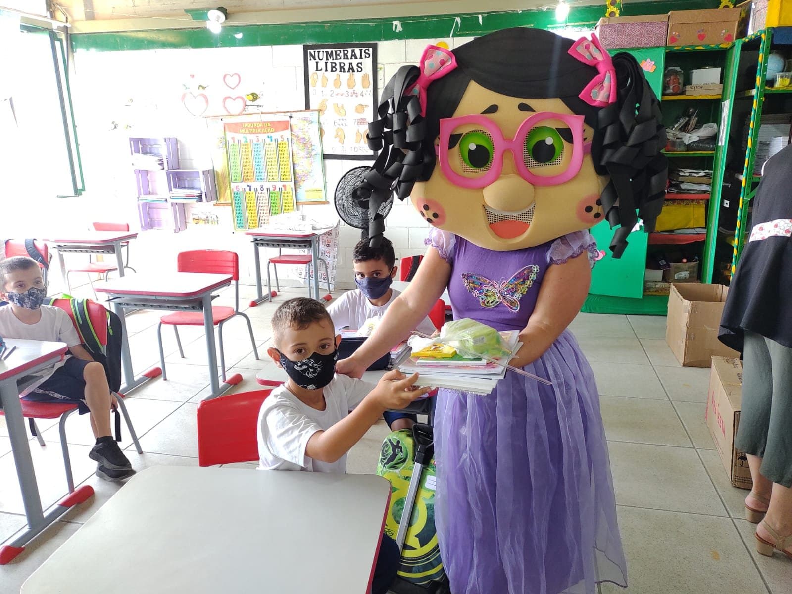 Kits de material escolar são entregues para alunos de Laguna