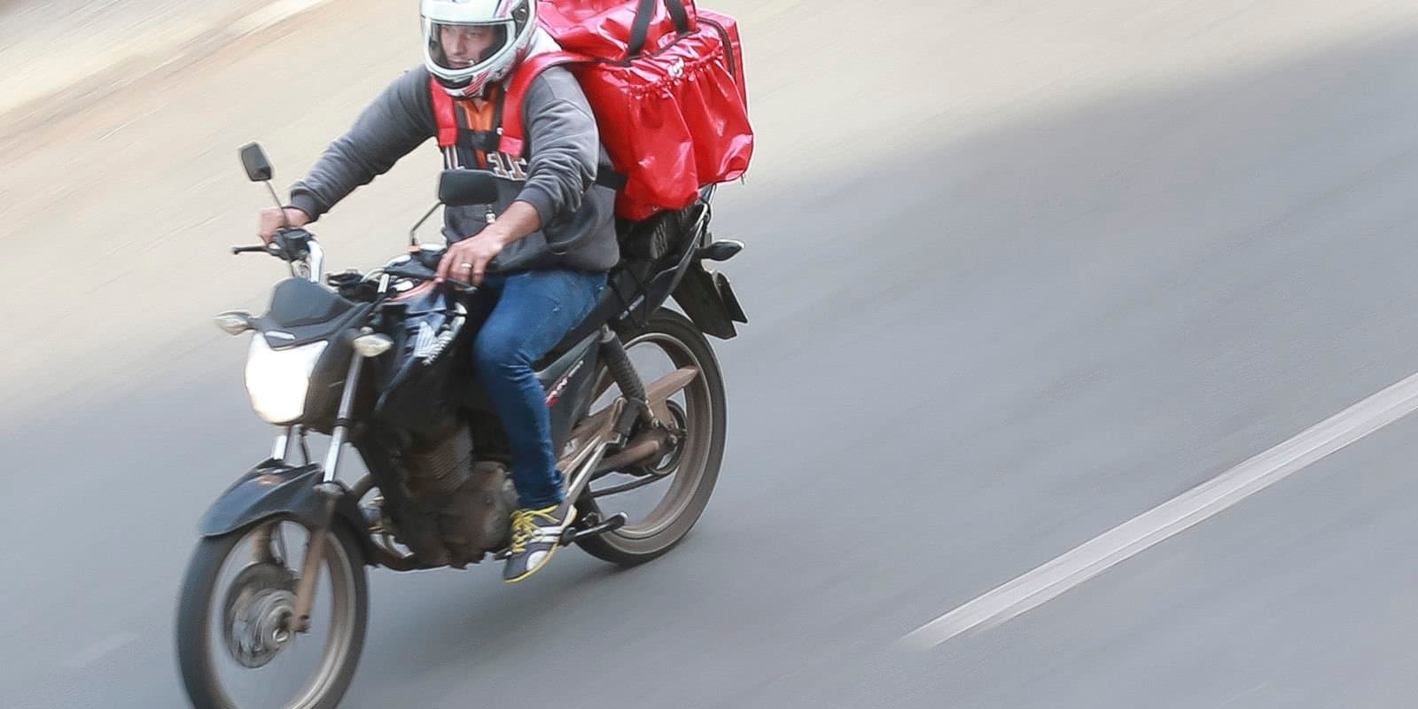 Motoboy que agrediu mulher imobilizada com chute na cabeça após acidente é indiciado