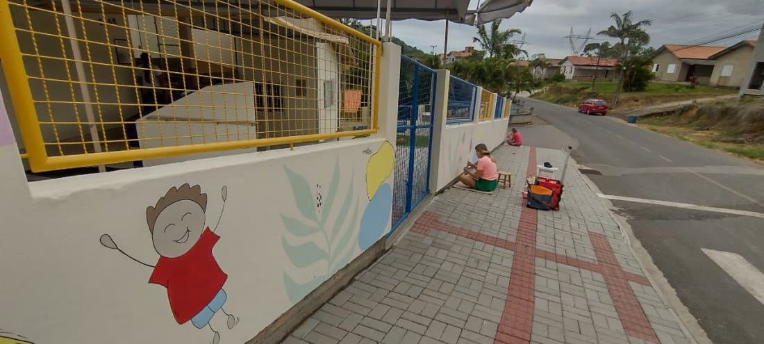 Artista faz trabalho voluntário em CEI de Capivari de Baixo