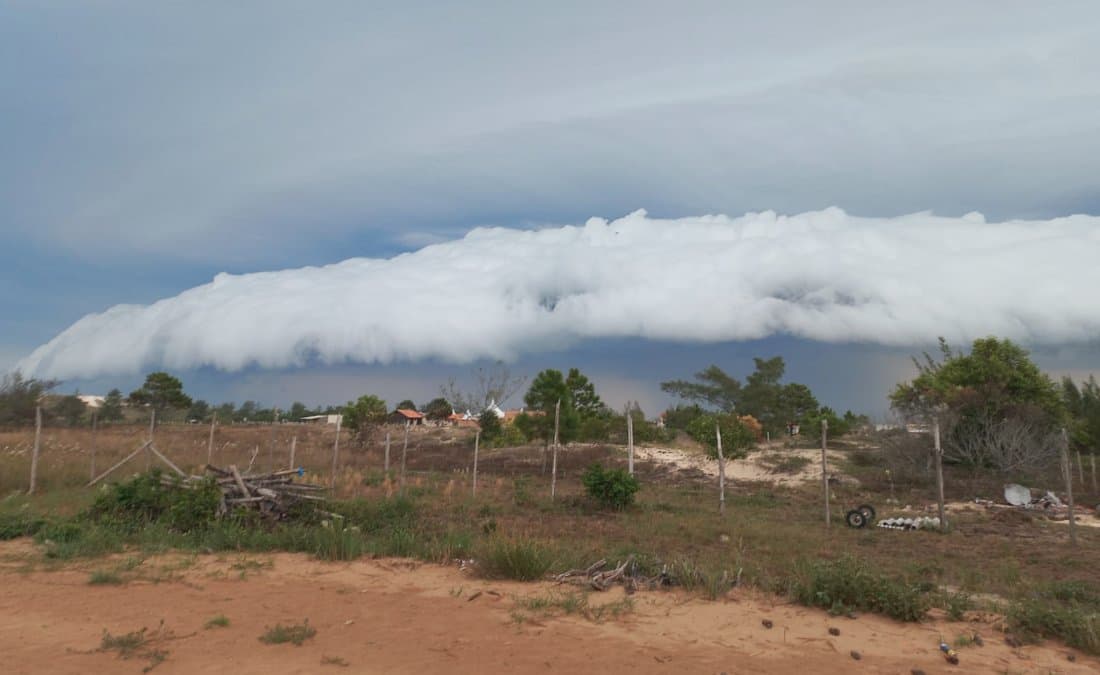 Fenômeno conhecido como "nuvem rolo" é registrado na região