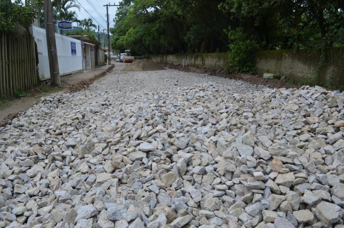 Primeira camada de base para pavimentação começa a ser colocada na Rua João Bristot