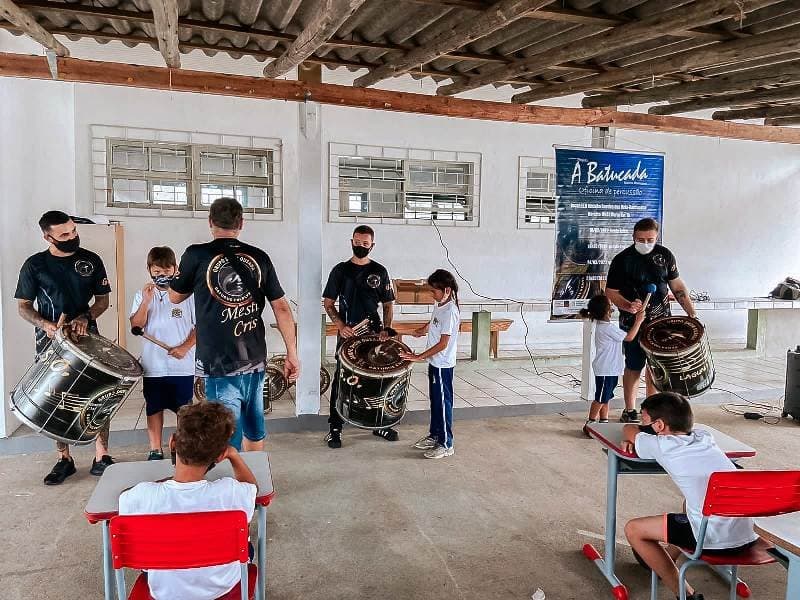 Projeto ensina alunos a tocarem instrumentos que compõem bateria de escola de samba