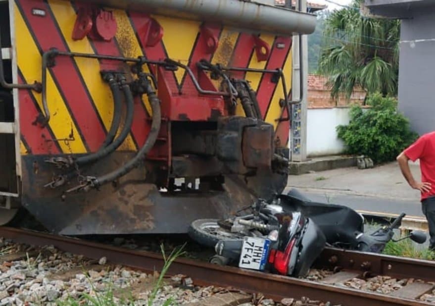 Motociclista cai sobre o trilho e moto é arrastada pelo trem