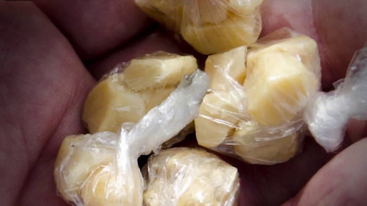 Dinheiro e 25 pedras de crack são apreendidos com casal