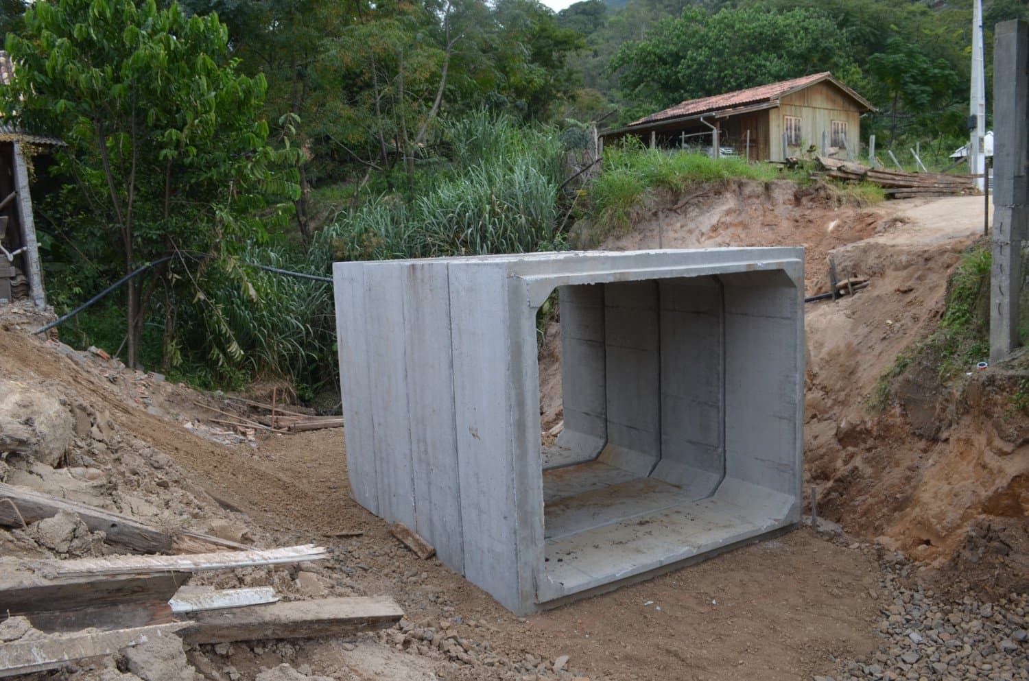 Iniciada a colocação da ponte pré-moldada no bairro São Martinho, em Tubarão