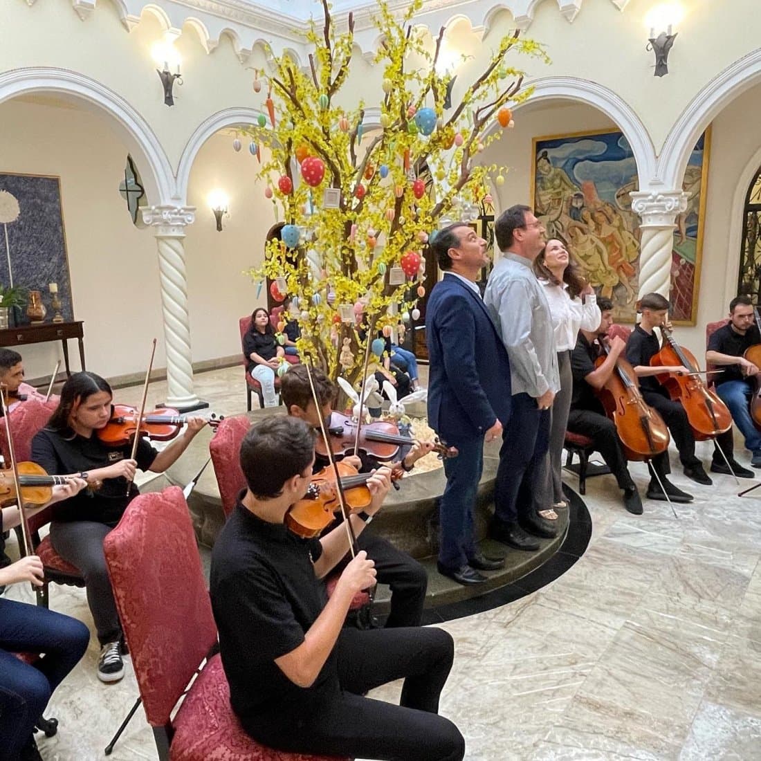 Orquestra Santa Terezinha, da Passagem, visita governador em Florianópolis