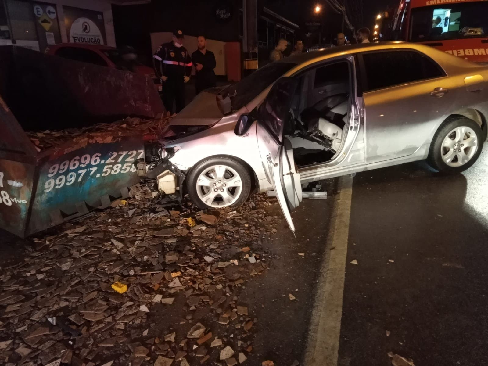 Duas pessoas ficam feridas após colisão com tele-entulho