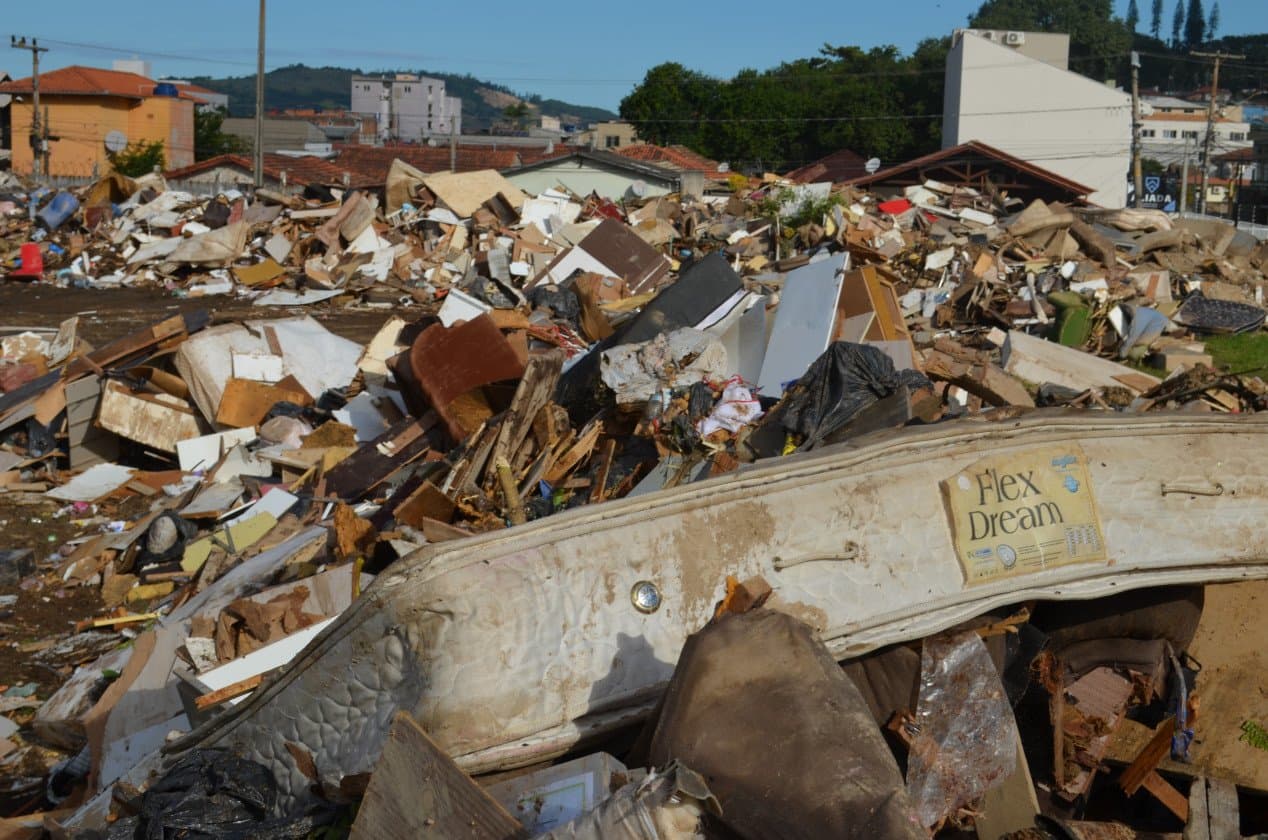 Entulho recolhido em Tubarão após enchente poderá ser usado pela população para outros fins