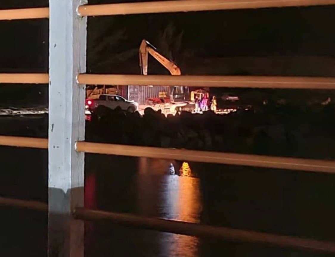 Barra do Camacho começa a ser aberta para facilitar escoamento das águas