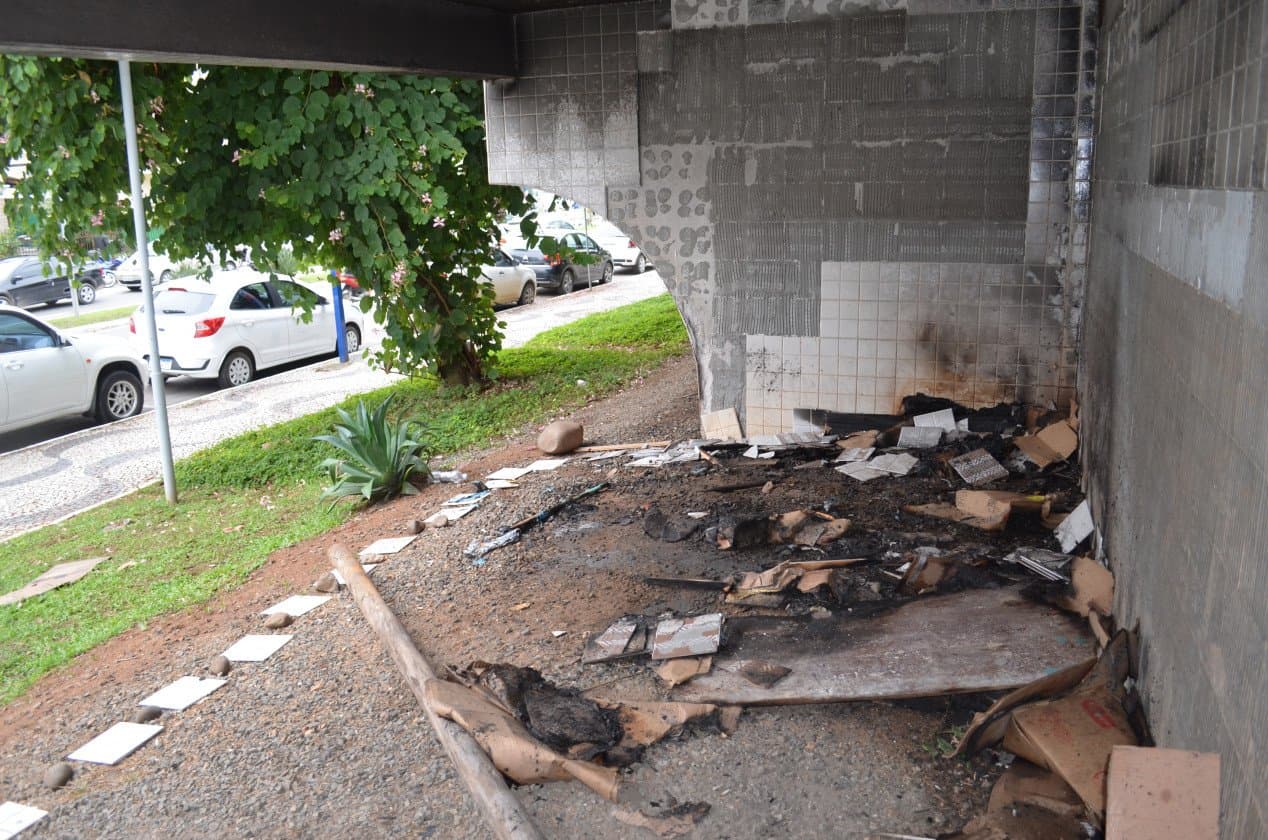 Fogo atinge fachada do Centro Municipal de Cultura