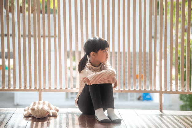 Mãe é presa após deixar criança de 8 anos sozinha em casa