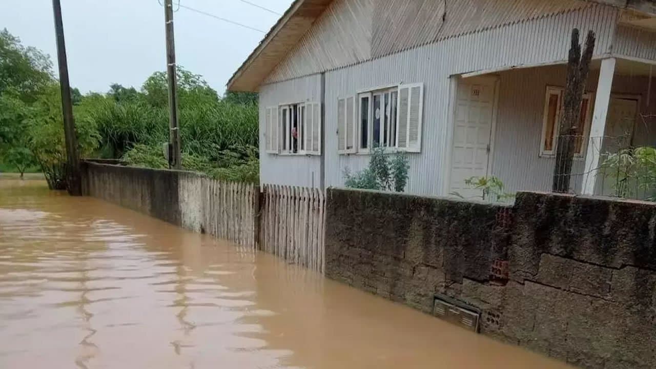 Crianças e professoras são resgatadas de creche em Braço do Norte