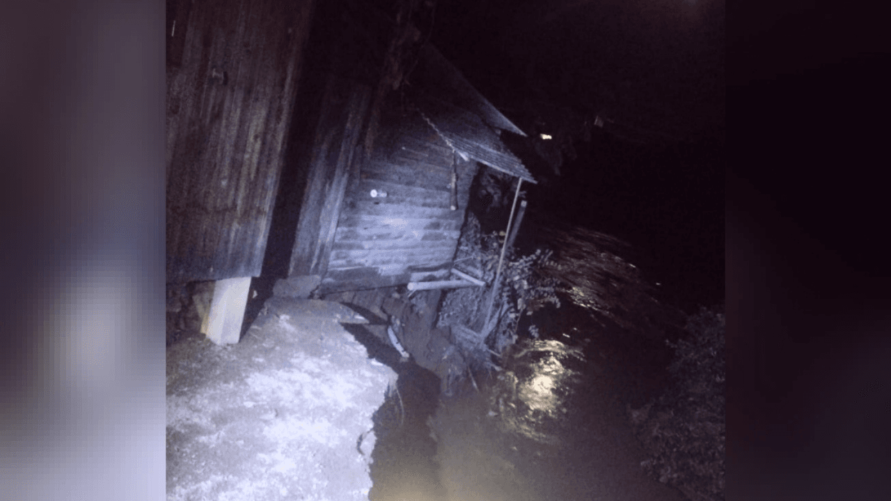 Encosta desmorona e casa corre o risco de desabar