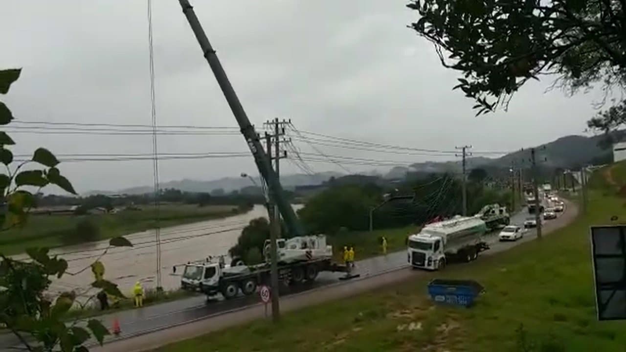 Chuva e vento derrubam nove postes para dentro do rio