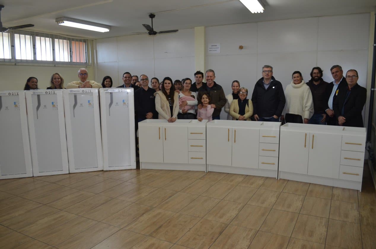 Geladeiras e balcões de pias são entregues para famílias atingidas pela enchente