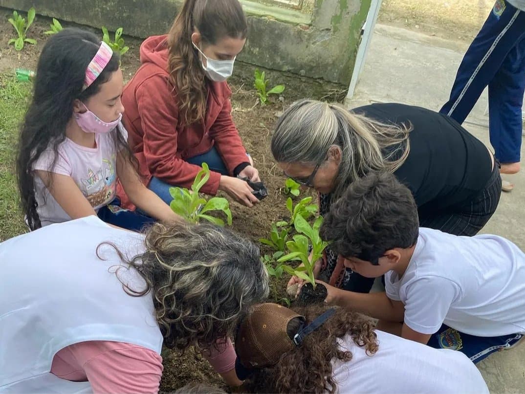 Horta municipal distribui alimentos para alunos de Laguna