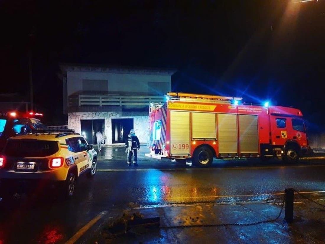 Incêndio atinge sala comercial e família é evacuada de prédio