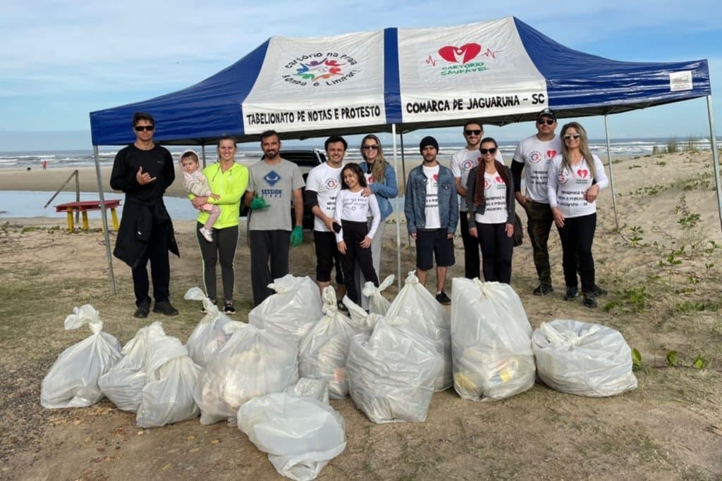 Mutirão de limpeza recolhe lixo das praias de Jaguaruna