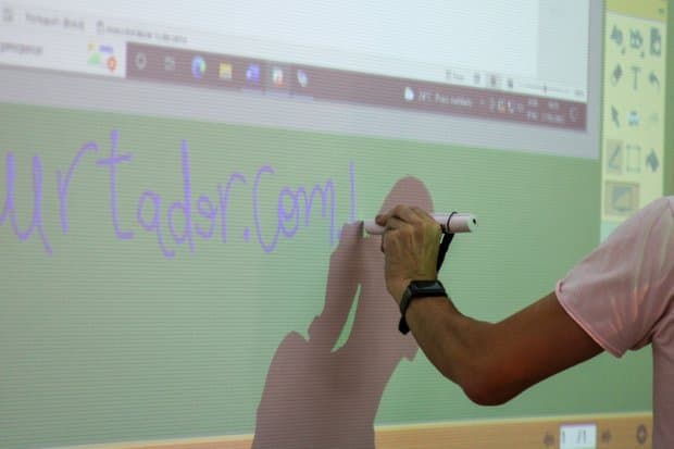 Três escolas da região recebem lousas digitais