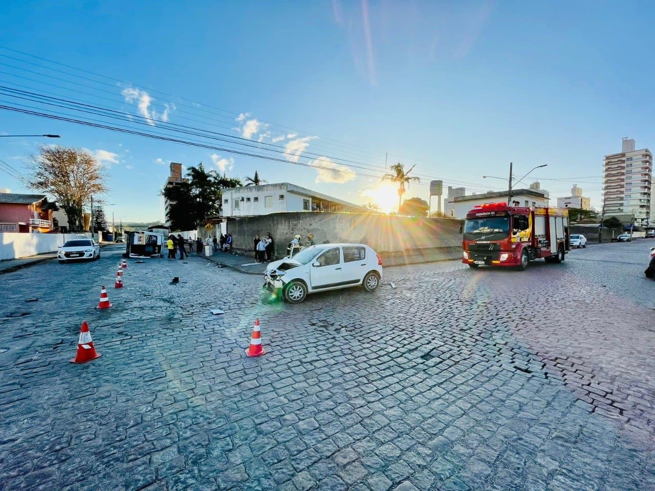 Van escolar se envolve em acidente no Centro de Tubarão