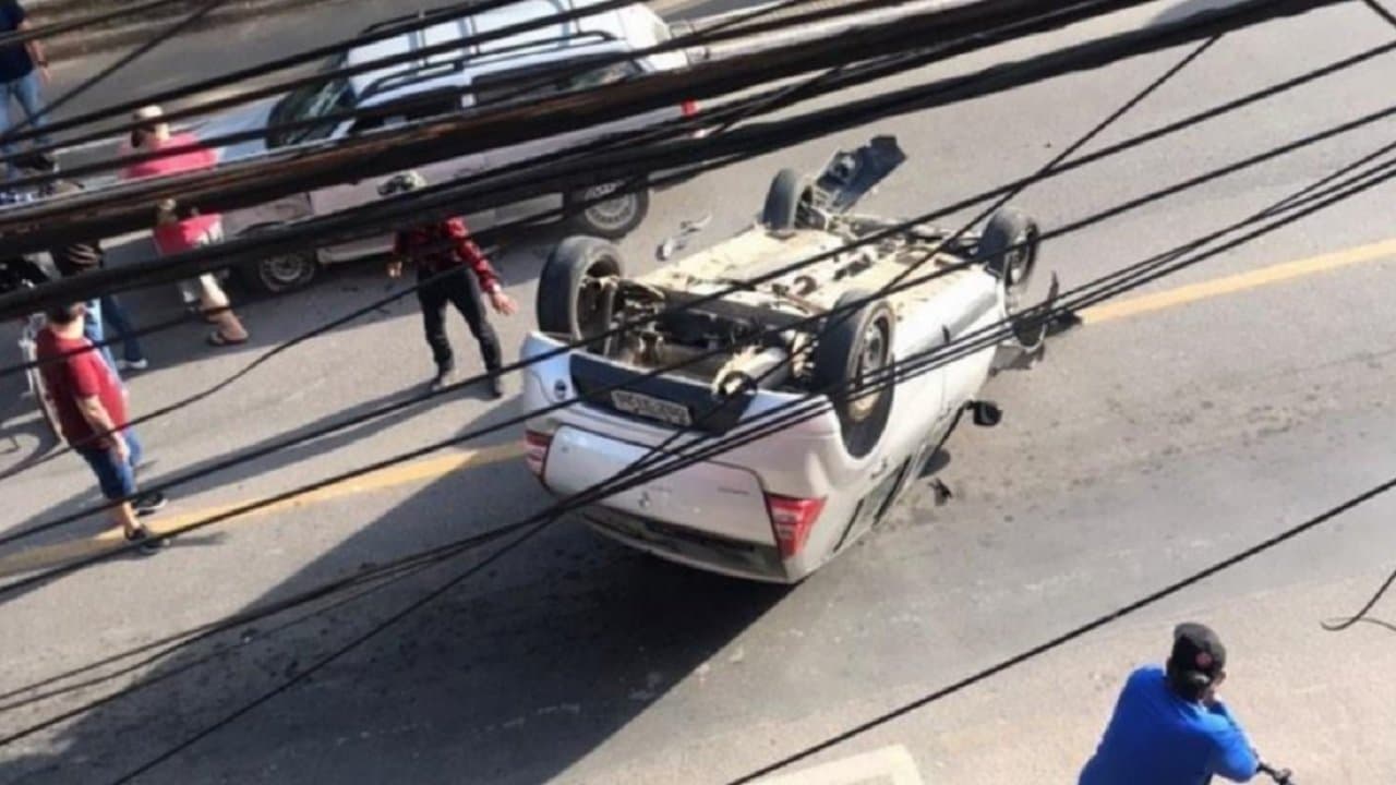 Motorista passa mal e capota veículo no Centro de Tubarão