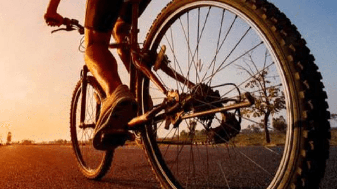 Ciclista é perseguido e ameaçado com faca por motorista que quase o atropelou