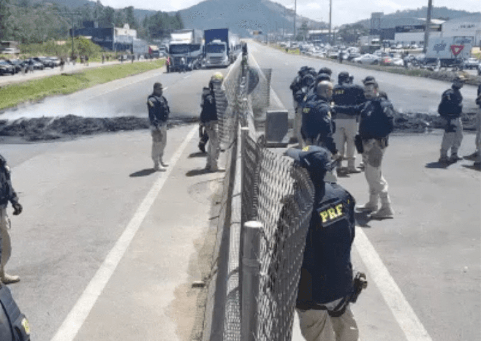Trecho da BR-101 em Tubarão é liberado após quase 72 horas de bloqueio