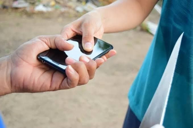 Armado com faca, ladrão rouba celular e depois o abandona