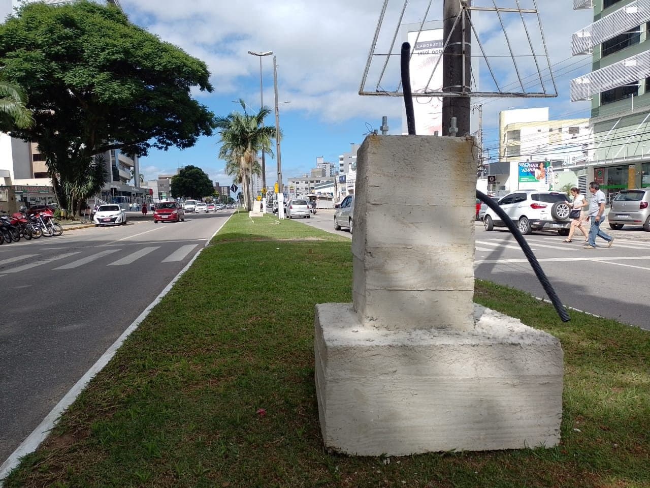 Bases de novos postes de iluminação começam a ser instaladas na principal avenida de Tubarão