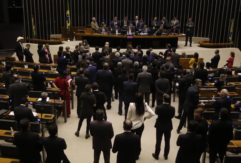 Congresso aprova aumento de salário de presidente, ministros e parlamentares