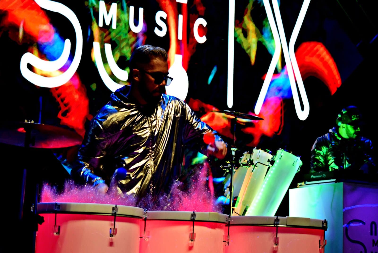 SuitX Music leva música eletrônica, percussão e cores para o Réveillon do Viva Laguna