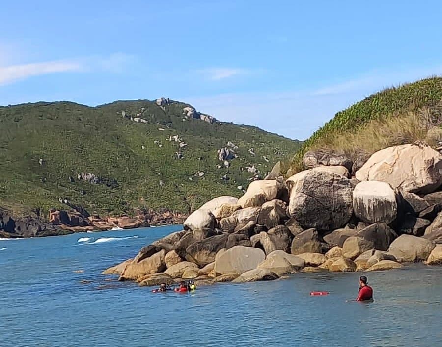 Jovem nada até ilha e morre após se afogar