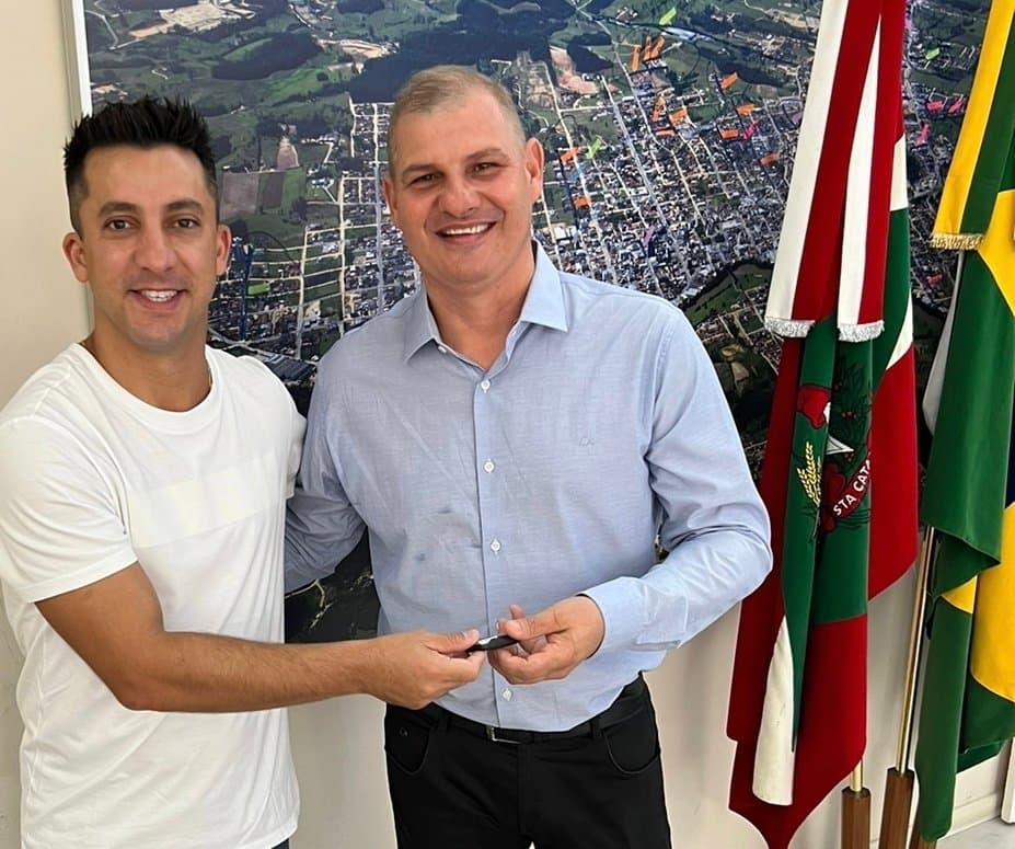 Beto se licencia e Ronaldo assume a prefeitura de Braço do Norte