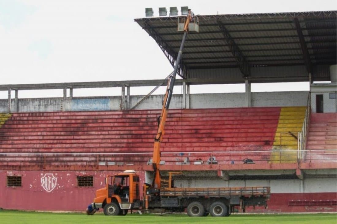 Melhorias no gramado e na iluminação do Aníbal Costa são realizadas para liberar estádio para o Catarinense